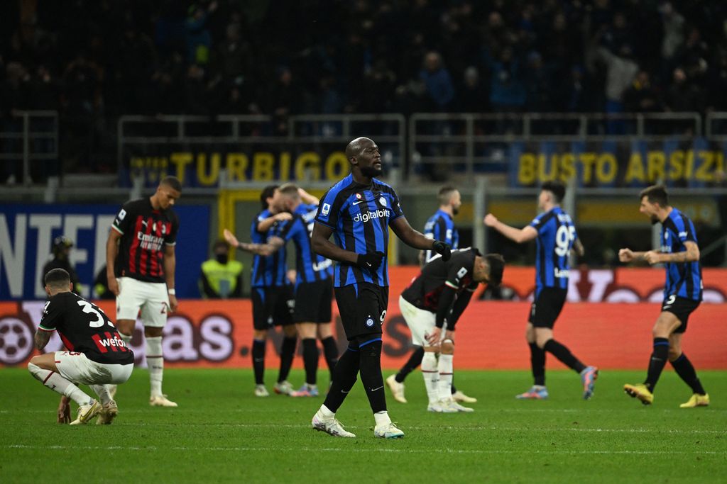 Pemain Inter Milan, Romelu Lukaku (tengah), bereaksi setelah timnya mengalahkan AC Milan pada laga lanjutan Serie A Liga Italia yang digelar di Stadion San Siro, Milan, Senin (6/2/2023) dini hari WIB. Gol semata wayang yang diciptakan Lautaro Martinez menghantarkan Inter Milan memenangi laga derbi ini. 