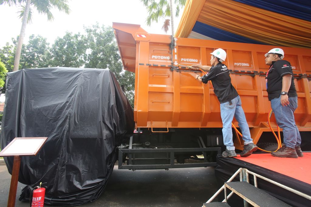 Kementerian Perhubungan memotong truk over dimension over load alias ODOL pada seremoni sebelum pembukaan acara Rapat Koordinasi Teknis Perhubungan Darat, di Hotel Bidakara, Jakarta, Senin (2/2/2020). Pemotongan ini sejalan dengan program Kementerian Perhubungan untuk memberantas ODOL pada 2020.