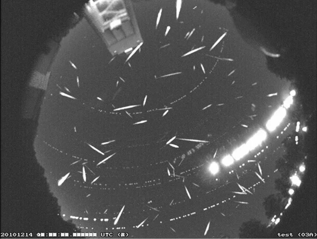 Sekitar 100 meteor terekam dan ditumpuk dalam citra komposit ini yang terjadi saat puncak hujan meteor Geminid pada Desember 2014.