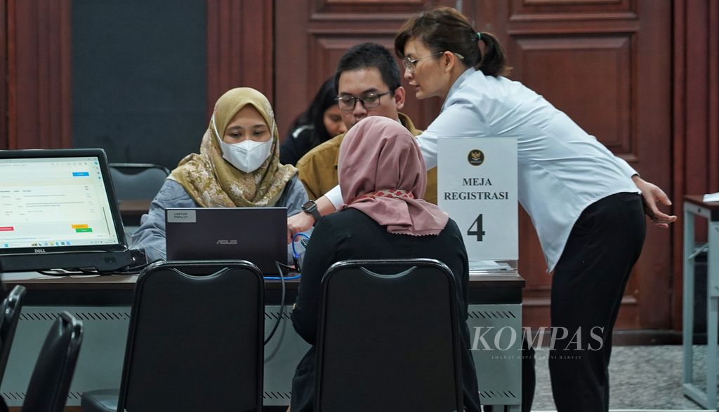 Aktivitas di salah satu meja registrasi dan pelayanan berkas pelaporan saat digelar Simulasi Pendaftaran Pengajuan Perselisihan Hasil Pemilu (PHPU) di Mahkamah Konstitusi, Jakarta, Rabu (6/3/2024).