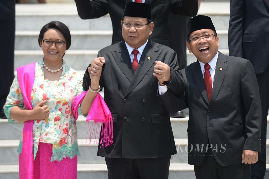 (Dari kiri ke kanan) Menteri Luar Negeri Retno LP Marsudi, Menteri Pertahanan Prabowo Subianto, dan Menteri Sekretaris Negara Pratikno bersiap untuk foto bersama para menteri di halaman depan Istana Merdeka, Jakarta, Rabu, 23 Oktober 2019. Hari itu, Presiden Joko Widodo mengumumkan susunan kabinet pemerintahannya yang diberi nama Kabinet Indonesia Maju. 