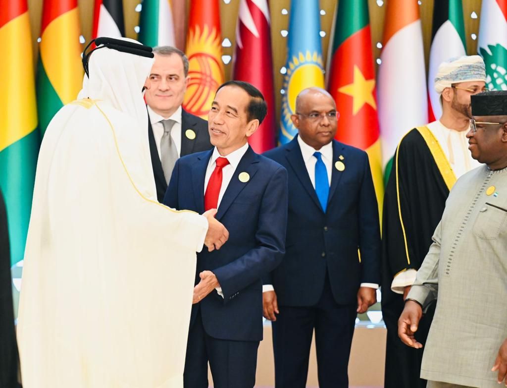Presiden Joko Widodo berfoto bersama para pemimpin negara Organisasi Kerja Sama Islam (OKI) sebelum Konferensi Tingkat Tinggi (KTT) Luar Biasa OKI yang digelar di King Abdulaziz International Convention Center (KAICC), RIyadh, Sabtu (11/11/2023). KTT digelar sebagai respons negara-negara OKI terhadap krisis di Gaza.