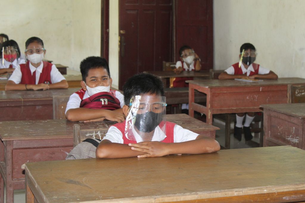 Peserta didik dari SD Negeri Kantan Muara I memulai pelajaran dengan sekolah tatap muka pertama kali di masa pandemi, Senin (20/9/2021). 