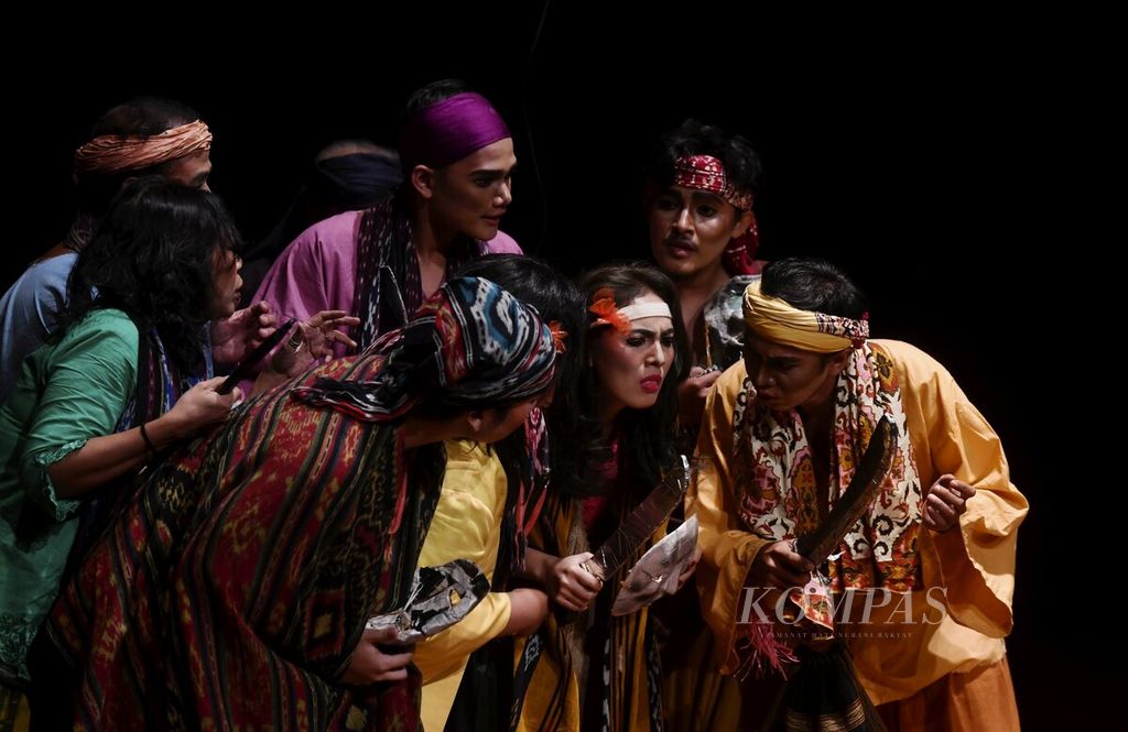 Teater Mandiri mementaskan naskah karya Putu Wijaya berjudul <i>Aum</i> di Teater Kecil, Taman Ismail Marzuki, Jakarta, Kamis (5/1/2023). Pertunjukan solidaritas dengan lakon <i>Aum</i> sebelumnya juga dipentaskan di Art Center, Denpasar, Bali, Oktober 2022 lalu. 