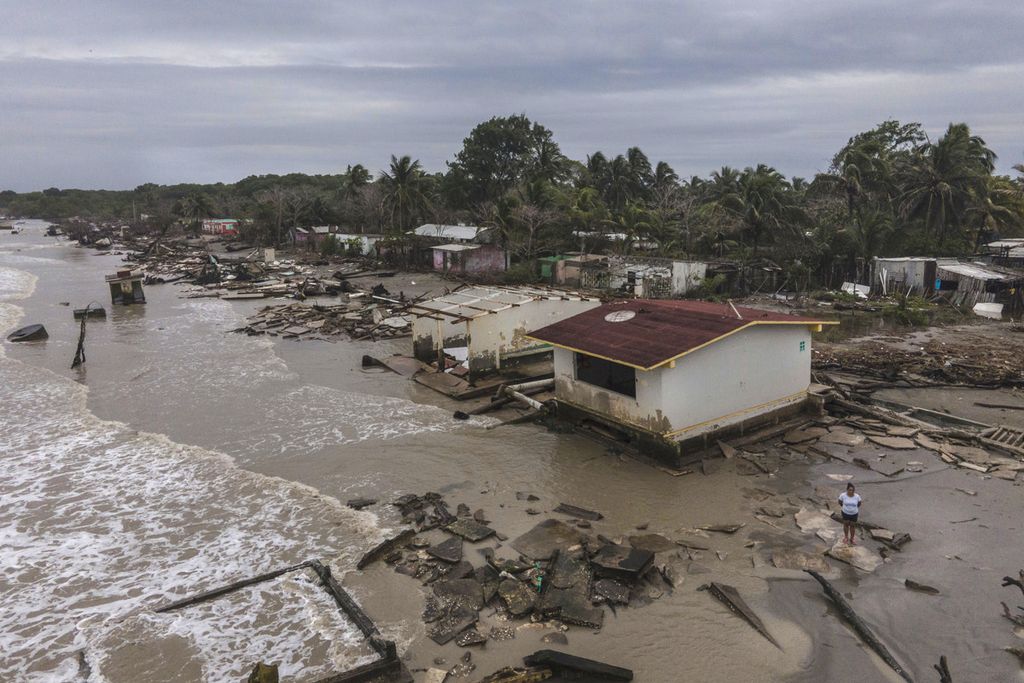 Pemandangan dari udara komunitas pesisir El Bosque, di Negara Bagian Tabasco, Meksiko, yang hancur akibat kenaikan permukaan air laut dan badai musim dingin, Rabu (29/10/2023). 