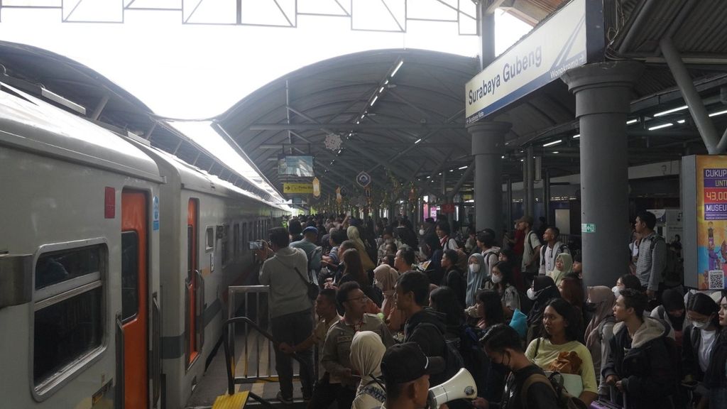 Ribuan pemudik mulai meninggalkan Surabaya melalui Stasiun Surabaya Gubeng, Jumat (5/4/2024). Mereka pulang ke kampung halaman untuk merayakan Lebaran 2024.