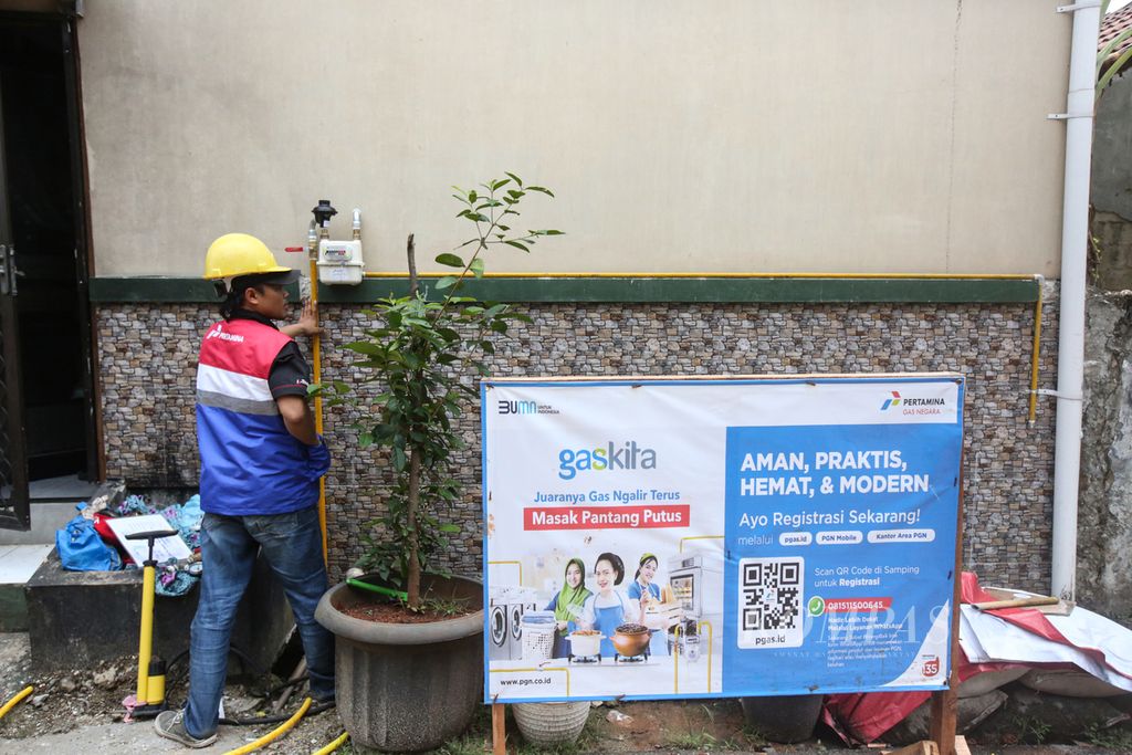 Officers install meters for the household gas network which is being developed in the Villa Mutiara Serpong residential area, North Serpong, South Tangerang, Banten, Saturday (23/3/2024). Based on data from the Directorate General of Oil and Gas, Ministry of Energy and Mineral Resources, the use of natural gas for the gas network in 2023 will only be 16.14 billion bristh thermal units per day (BBTUD) or 0.43 percent of the total domestic natural gas distribution of 3,745 BBTUD.