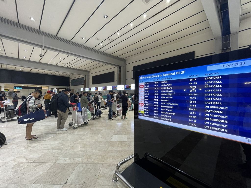 Penumpang mengantre untuk <i>check-in </i>di Terminal 2 Bandara Soekarno-Hatta, Banten, Selasa (18/4/2023).