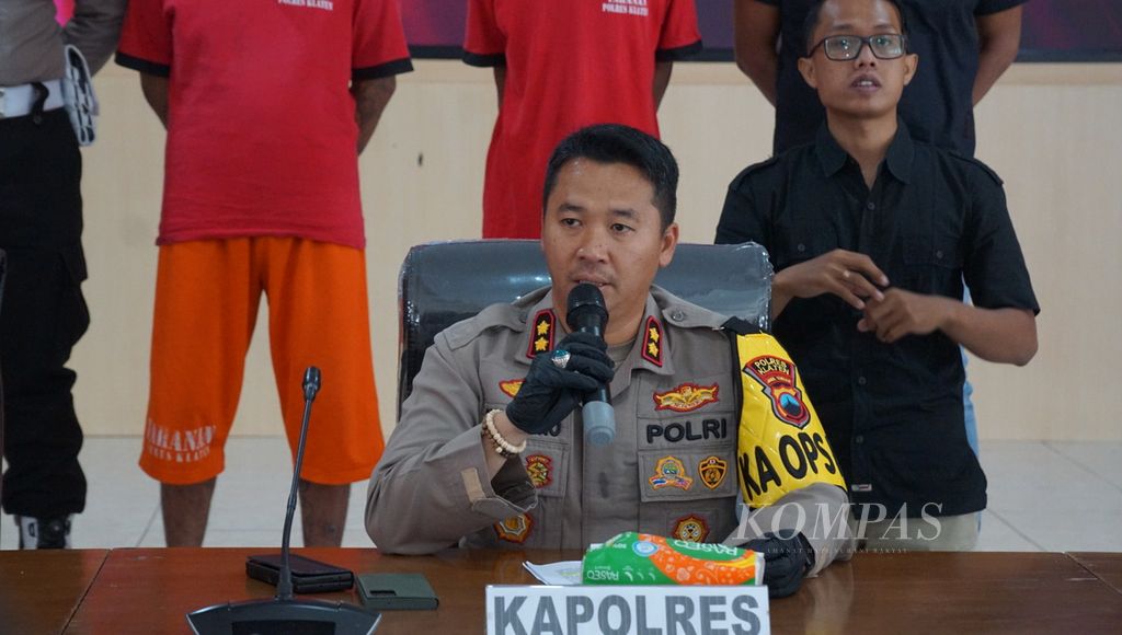 Klaten Police Chief AKBP Warsono explained the case of the deadly street musician duel at Klaten Police Station in Central Java on Tuesday, May 14, 2024.