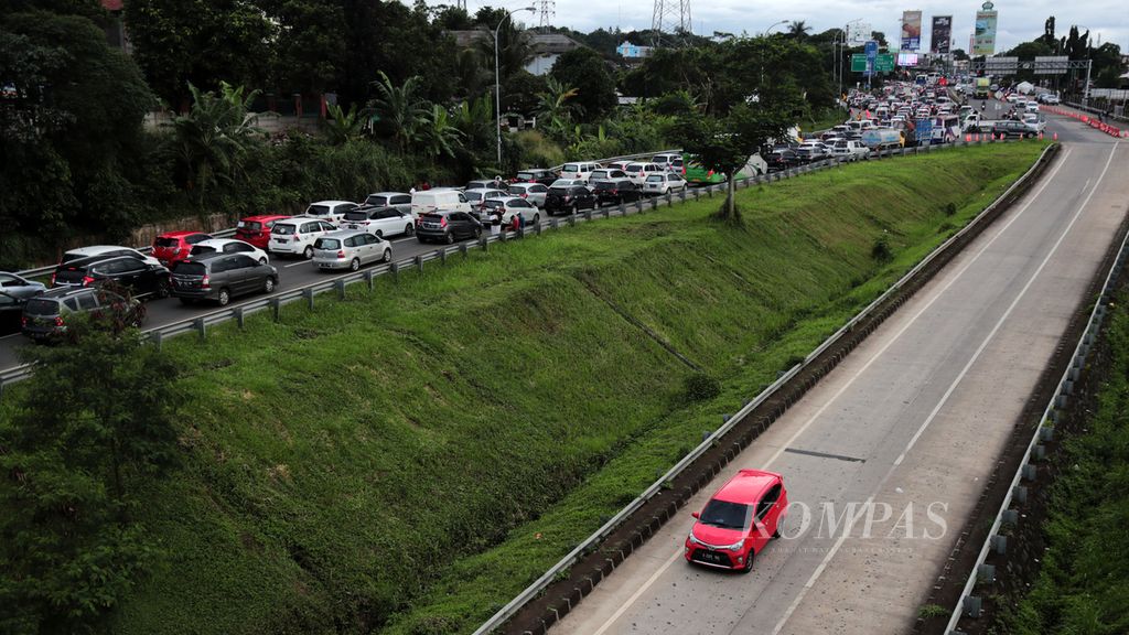 Kemacetan di keluar Tol Jagorawi di jalur keluar menuju Persimpangan Ciawi, Kabupaten Bogor, Jawa Barat, yang dipadati kendaraan menuju Puncak, Minggu (27/2/2022).  