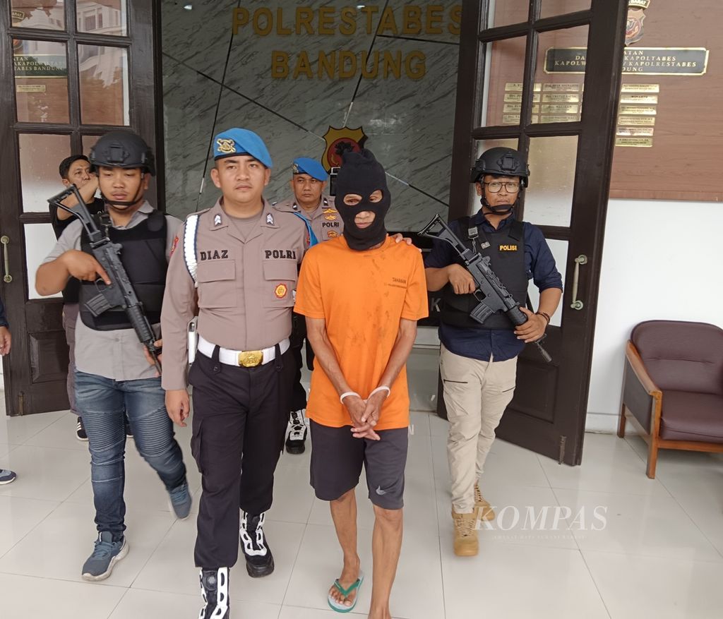 The perpetrator with the initials TB in the rape case of a teenage girl was taken by officers to the grounds of the Bandung Police Headquarters, West Java, Tuesday (30/4/2024). This 72 year old perpetrator carried out his depraved actions against the victim who was mentally retarded or mentally retarded.
