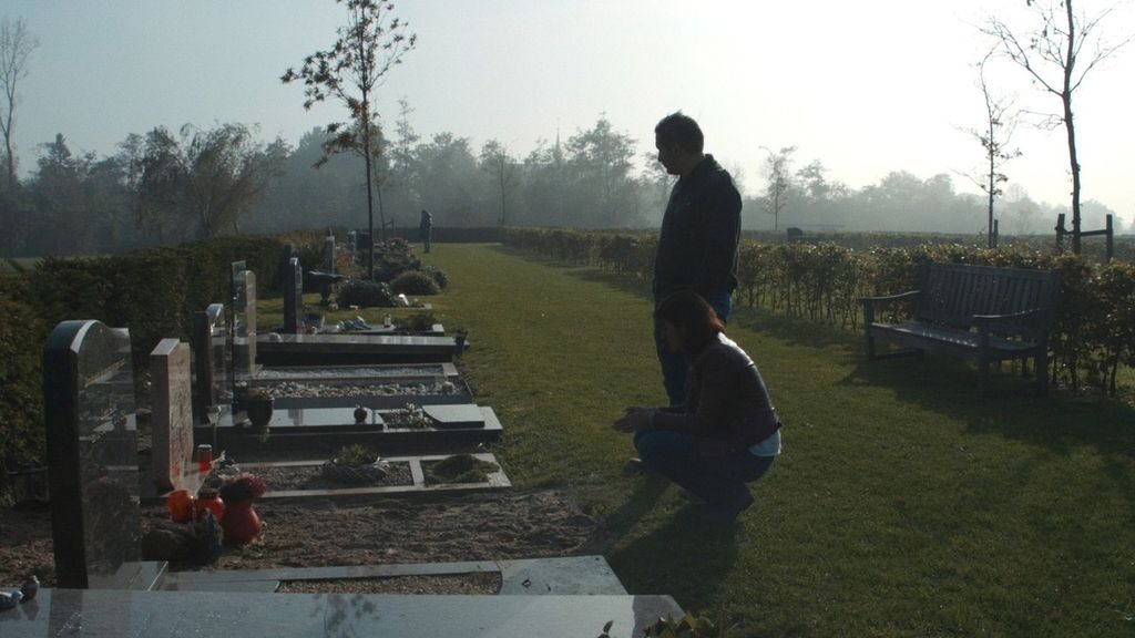 Dua anak Sadjio Mintardjo tengah berziarah ke makam Mintardjo dan istrinya yang berdarah Romania. Kecintaan Mintardjo pada Indonesia ditunjukkan dengan menamai anaknya dengan nama yang sangat Indonesia, yakni Harutjagio dan Nurkasih. Ini adalah salah satu isi film <i>Eksil</i>. 