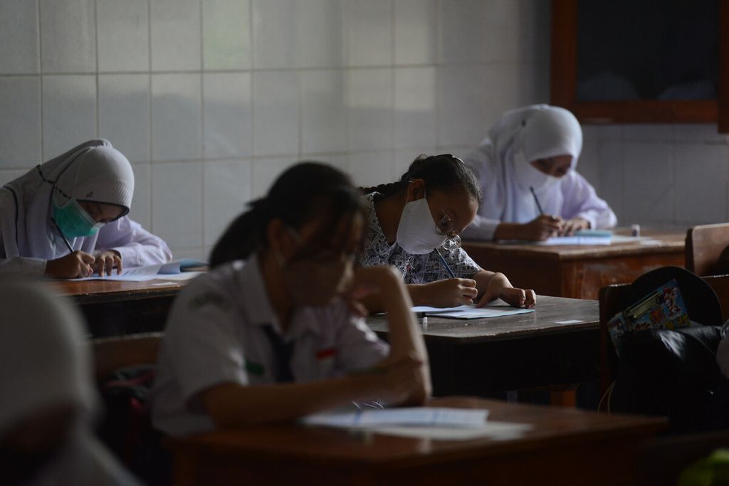 Murid mengerjakan soal tes Asesmen Kompetensi Minimum (AKM) di SMP Negeri 1 Surakarta, Solo, Jawa Tengah, Kamis (17/12/2020). Tes AKM ini untuk mengukur kompetensi siswa secara mendalam guna mengembangkan kapasitas diri mereka.