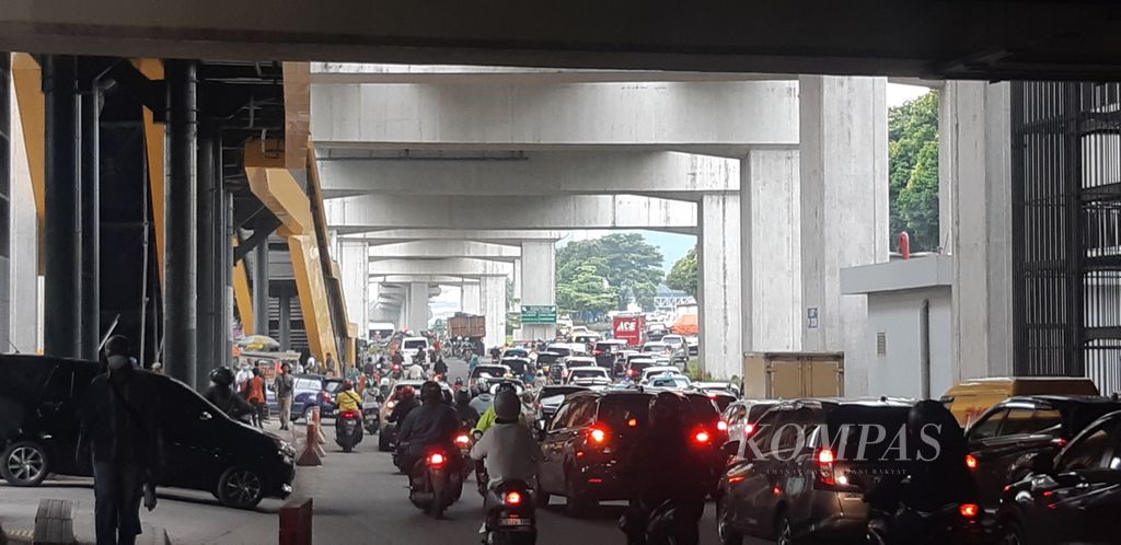Kemacetan di sekitar Stasiun LRT Cawang, Jalan Letjen MT Haryono, Jakarta Timur, Selasa (14/3/2023) sekitar pukul 09.00. 