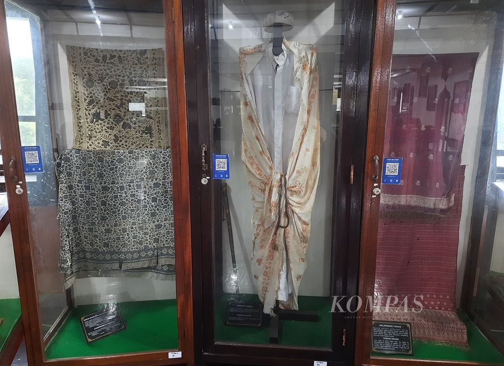Replika pakaian kaum Padri yang dipajang di Museum Tuanku Imam Bonjol di kawasan Monumen Ekuator, Nagari Ganggo Mudiak, Kecamatan Bonjol, Pasaman, Sumatera Barat, Senin (5/9/2022).