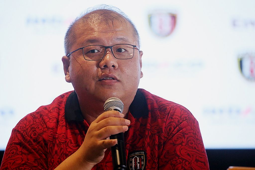 Direktur Utama Yabes Tanuri memberi keterangan dalam sebuah agenda klub, awal 2022, di Jakarta.