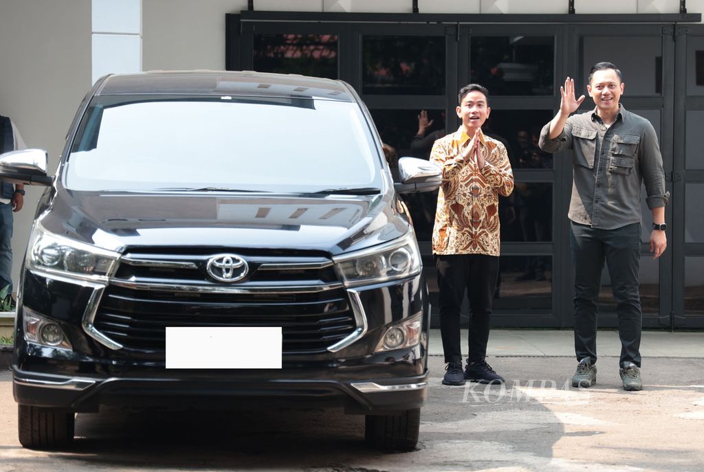 Wali kota Solo Gibran Rakabuming Raka  bertemu Ketua Umum Partai Demokrat Agus Harimurti Yudhoyono (AHY) di kediaman AHY, Jakarta, Minggu (22/10/2023). Pertemuan tertutup itu berlangsung selama satu jam. 