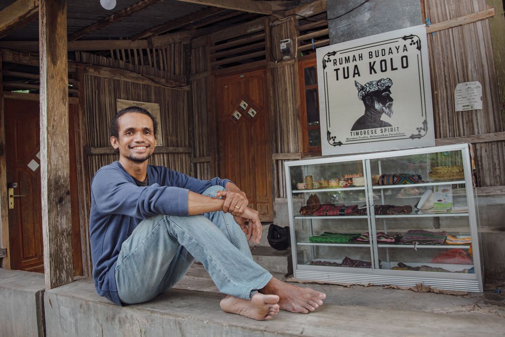 Felix Nesi, sastrawan asal Timor Tengah Utara, Nusa Tenggara Timur. Felix menulis buku <i>Orang-Orang Oetimu</i> (2019) yang mengganjarnya sebagai pemenang dalam Sayembara Menulis Novel oleh Dewan Kesenian Jakarta, 2018.