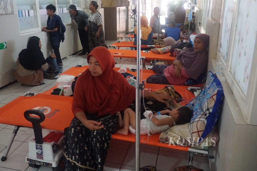 A mother takes care of her toddler, a patient of an extraordinary event of diarrhea, on an emergency bed in the hallway of the children's ward at Dr. Muhammad Zein Painan Regional General Hospital in Pesisir Selatan Regency, West Sumatra, on Wednesday (8/5/2024).