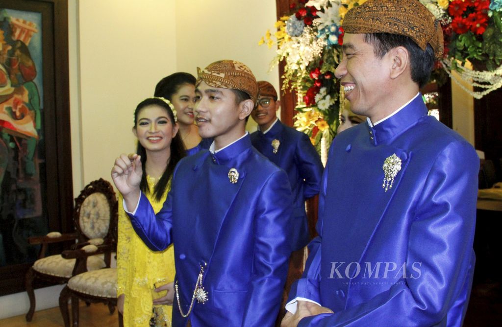 Presiden Joko Widodo didampingi putranya, Gibran Rakabuming Raka,  di kediaman Presiden Jokowi di Sumber, Surakarta, Jawa Tengah, Sabtu (26/12/2015).