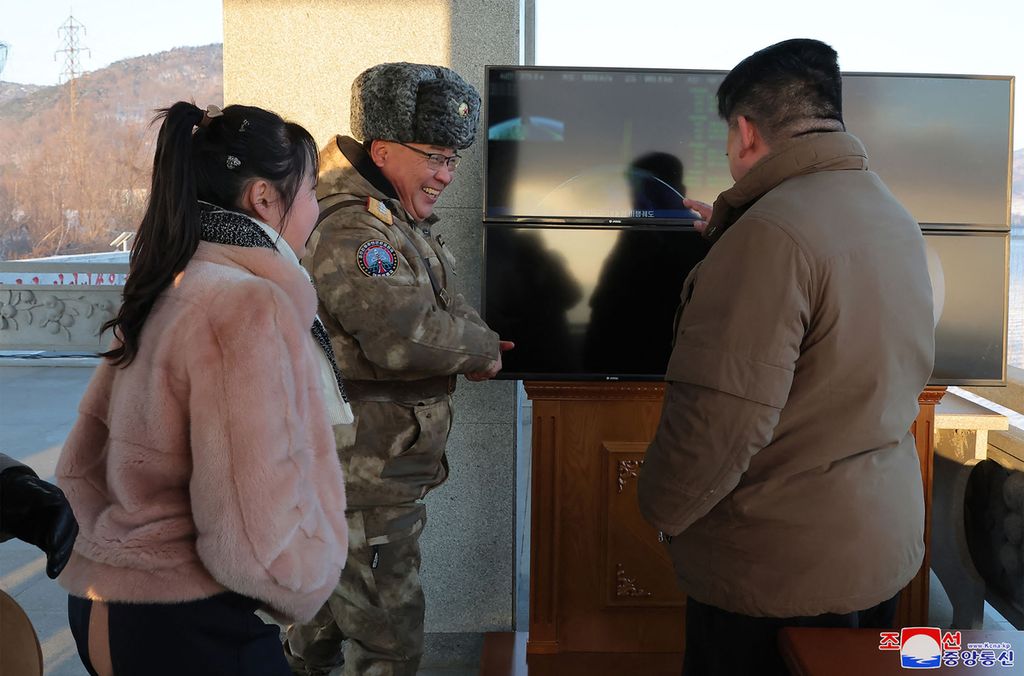 Foto tak bertanggal yang dirilis kantor berita Korea Utara, KCNA, 19 Desember 2023, ini menunjukkan Pemimpin Korea Utara Kim Jong Un (kanan) mengonfirmasi lintasan penerbangan uji peluncuran rudal balistik antarbenua (ICBM) Hwasongpho-18 di lokasi yang dirahasiakan di Korea Utara. 