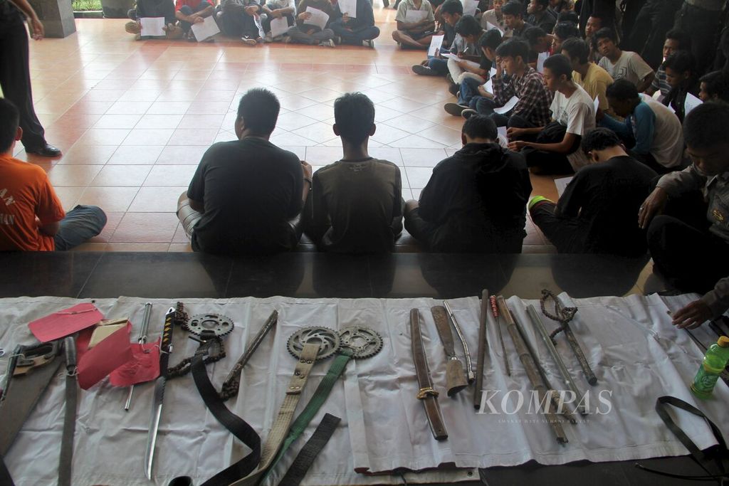 Kepolisian Resor Sleman memperlihatkan berbagai barang bukti dalam kasus tawuran pelajar, Senin (16/6/2014), di Kantor Polres Sleman, Daerah Istimewa Yogyakarta.