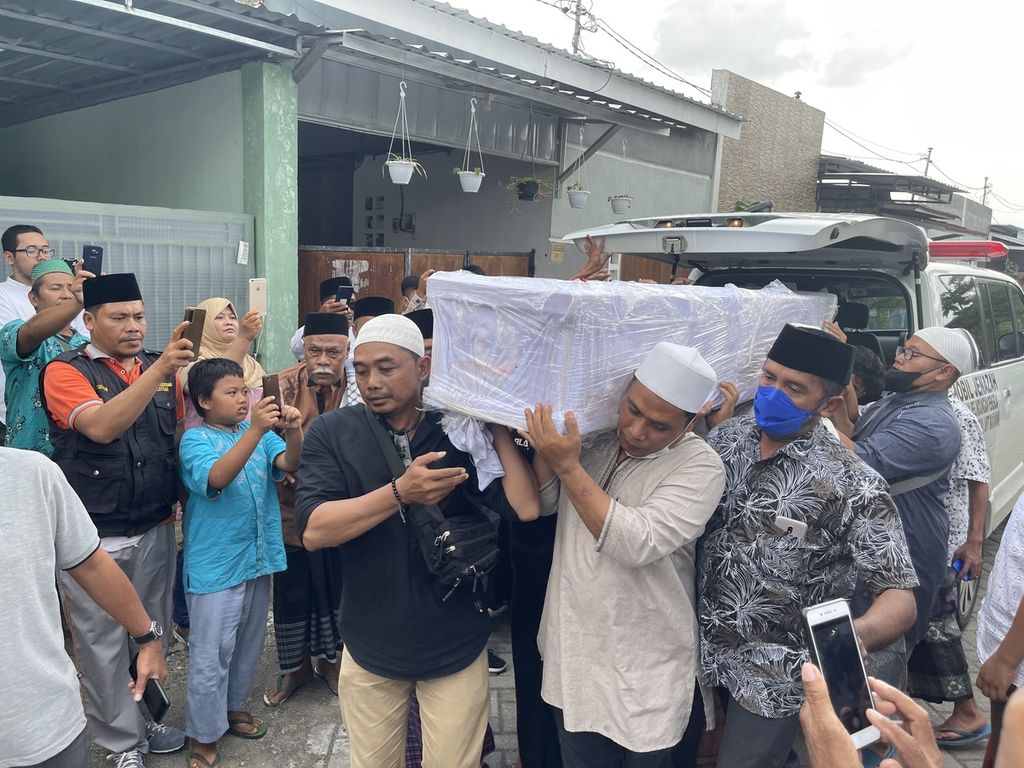 Jenazah Syech Mulachela (38), pekerja migran Indonesia yang meninggal dalam kecelakaan kapal di perairan Johor, Malaysia, tiba di Kampung Bhineka, Desa Kopang, Kecamatan Kopang, Jumat (24/12/2021). Dari tujuh jenazah yang teridentifikasi asal Lombok, tiga orang telah dipulangkan Jumat itu dan empat lainnya direncanakan Sabtu keesokan harinya.