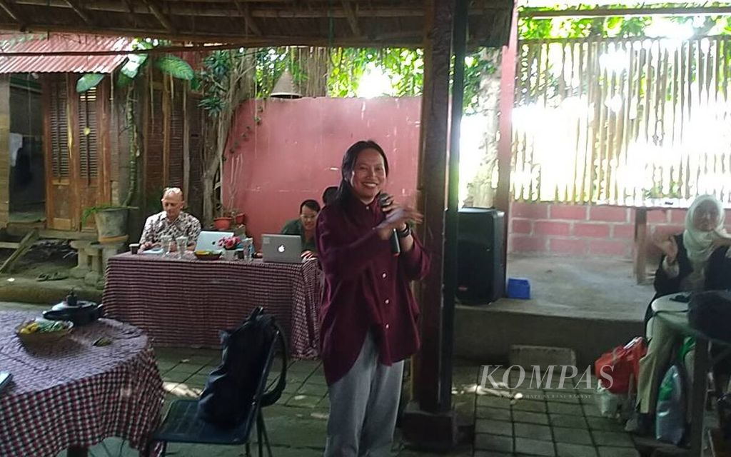 ICW bersama Balebengong mengadakan diskusi tentang korupsi serangkaian program Sekolah Antikorupsi (Sakti) di Kota Denpasar, Bali, Sabtu (17/2/2024). Wakil Koordinator ICW Siti Juliantari Rachman (berdiri) ketika mengisi diskusi tersebut..