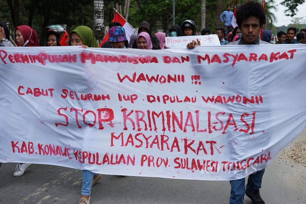 Puluhan massa dari Perhimpunan Mahasiswa dan Masyarakat Wawonii menggelar aksi damai menuntut penghentian aktivitas pertambangan di Wawonii, Konawe Kepulauan, di Kendari, Sulawesi Tenggara, Rabu (11/9/2019). 