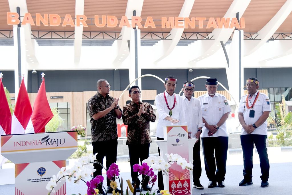 Presiden Joko Widodo meresmikan pengoperasian Bandara Mentawai, Sumatera Barat, Rabu (25/10/2023).