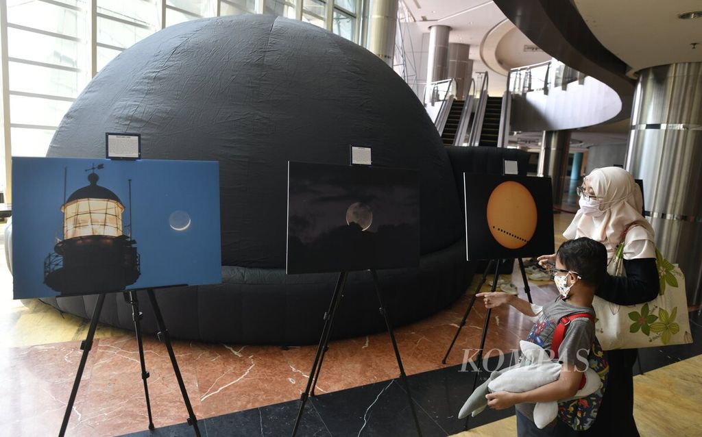 Pengunjung melihat pameran astronomi dalam acara Pekan Astronomi Jakarta di lobi Teater Kecil, Taman Ismail Marzuki, Jakarta, Selasa (8/8/2023). 