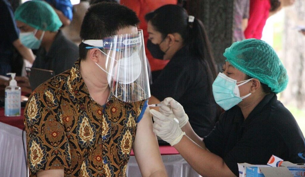Pemerintah mengakselerasi program vaksinasi Covid-19 di Provinsi Bali. Jumat (25/6/2021), vaksinasi Covid-19 secara massal digelar di Kota Denpasar. Vaksinasi Covid-19 untuk Bali Bangkit itu dilaksanakan AXA Mandiri bersama Bank Mandiri. Dokumentasi Humas Pemprov Bali.