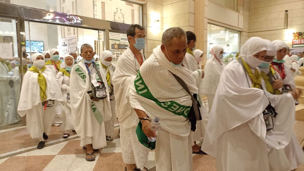 Sejumlah anggota jemaah haji Indonesia di kawasan Misfalah, Mekkah, Arab Saudi, bersiap memasuki bus yang mengantarkan mereka ke Masjidil Haram, Jumat (24/6/2022). Bus bernama ”Bus Sholawat” ini menjadi andalan untuk antar jemput jemaah dari hotel ke Masjidil Haram.