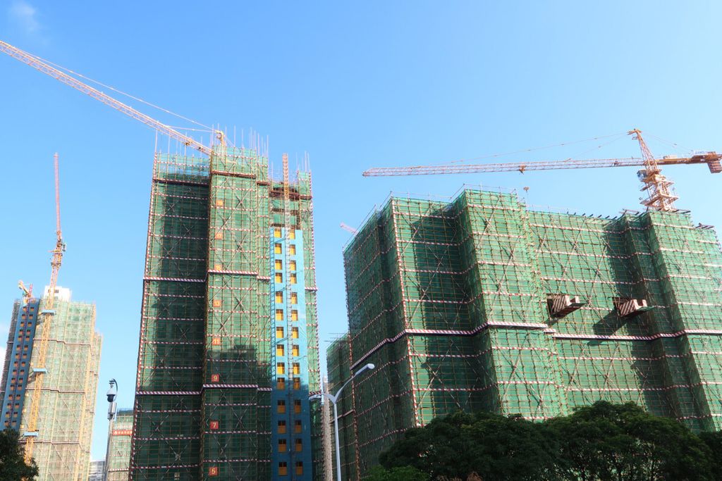 Kompleks bangunan tengah dalam proses penyelesaian pembangunan di Xiamen, Fujian, China, Minggu (8/7/2018). Harga properti di kota itu menjadi salah satu yang lonjakannya paling tinggi di China.