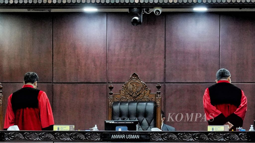 Para hakim Mahkamah Konstitusi meninggalkan ruangan sidang saat skorsing sidang putusan uji materiil Pasal 169 huruf q UU Pemilu terkait batas usia minimal calon presiden (capres) dan calon wakil presiden (cawapres) di Mahkamah Konstitusi, Jakarta, Senin (16/10/2023). Mahkamah Konstutusi memutuskan menolak gugatan revisi batas usia capres dan cawapres di UU Pemilu yang menetapkan usia 40 tahun. 