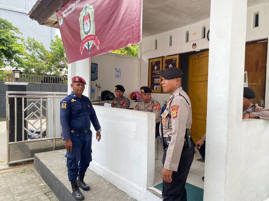 Petugas Polda Maluku berjaga mengamankan kantor KPU Maluku, Selasa (14/11/2023).