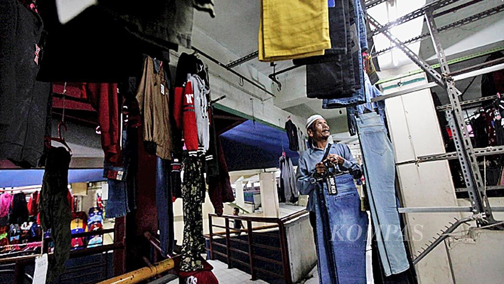 Agus Salim di kiosnya di Blok G Pasar Tanah Abang, Jakarta, Kamis (8/3). Ia mengeluhkan sepinya Blok G setelah pedagang boleh berjualan di Jalan Jati Baru, Tanah Abang. Lima hari terakhir, Agus hanya bisa menjual dua potong pakaian.
