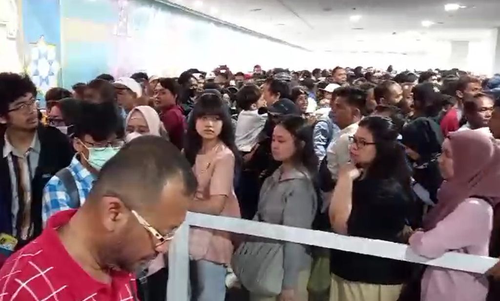 Suasana warga yang antre untuk memilih di tempat pemungutan suara di World Trade Center, Kuala Lumpur, Malaysia, Minggu (11/2/2024).