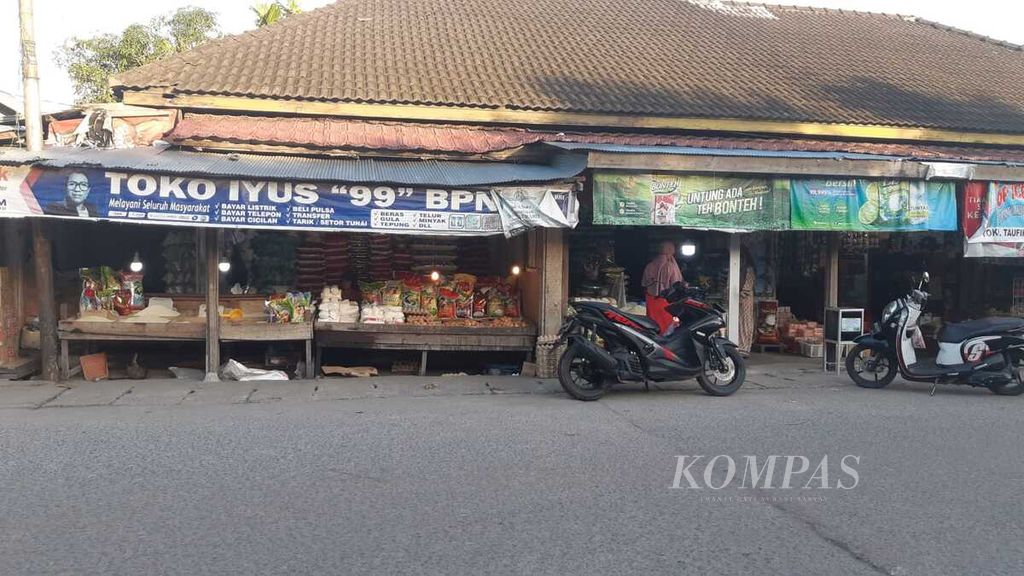 Pedagang beras di Pasar Kahayan, Kota Palangkaraya, Kalimantan Tengah, menunggu pembeli datang, Senin (4/3/2024). 
