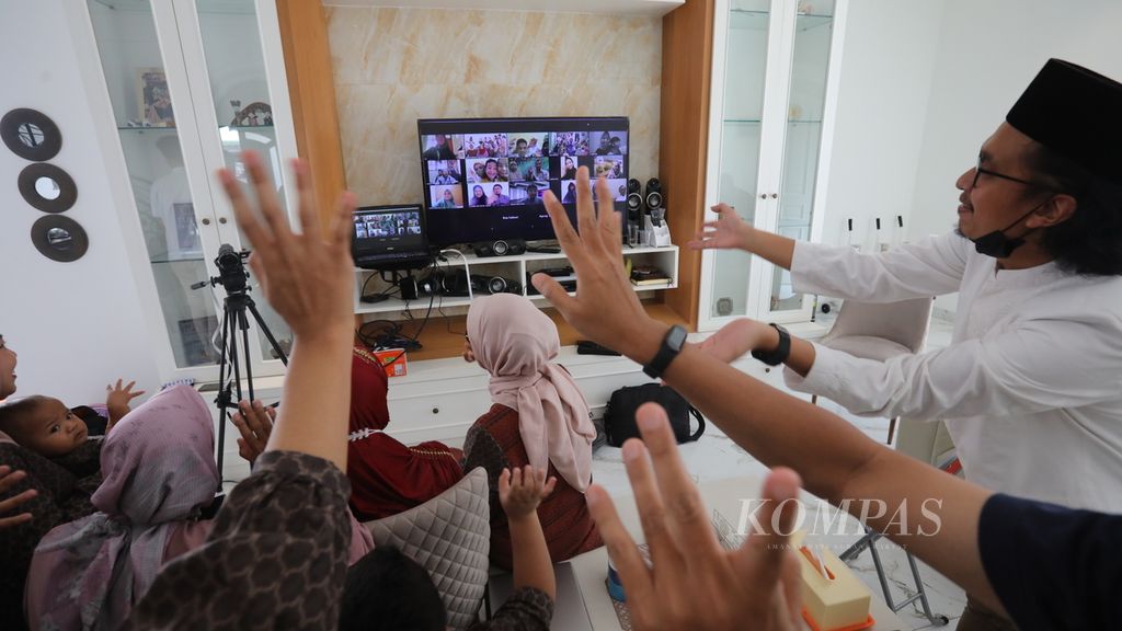 Keluarga di kawasan Pondok Kopi, Jakarta Timur, menyelenggarakan silaturahmi virtual dengan relasi yang berjauhan lewat aplikasi telekonferensi pada hari pertama Lebaran, Kamis (13/5/2021). 