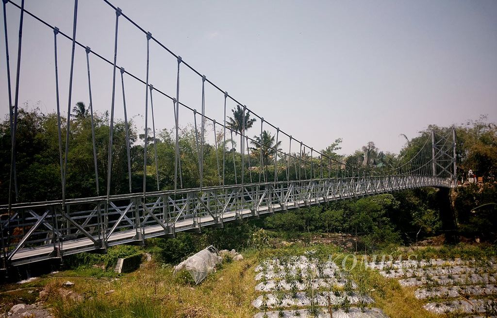 Jembatan gantung Mangunsuko di Kabupaten Magelang, Jawa Tengah, yang diresmikan Presiden Joko Widodo, Senin (18/9). Menurut Presiden, Indonesia masih membutuhkan ribuan jembatan untuk menghubungkan kawasan perdesaan.
