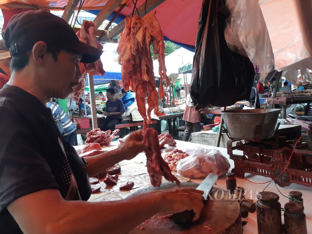 Pedagang daging sapi sedang bertransaksi dengan pelanggannya di Pasar Minggu, Jakarta Selatan, Sabtu (6/4/2024).