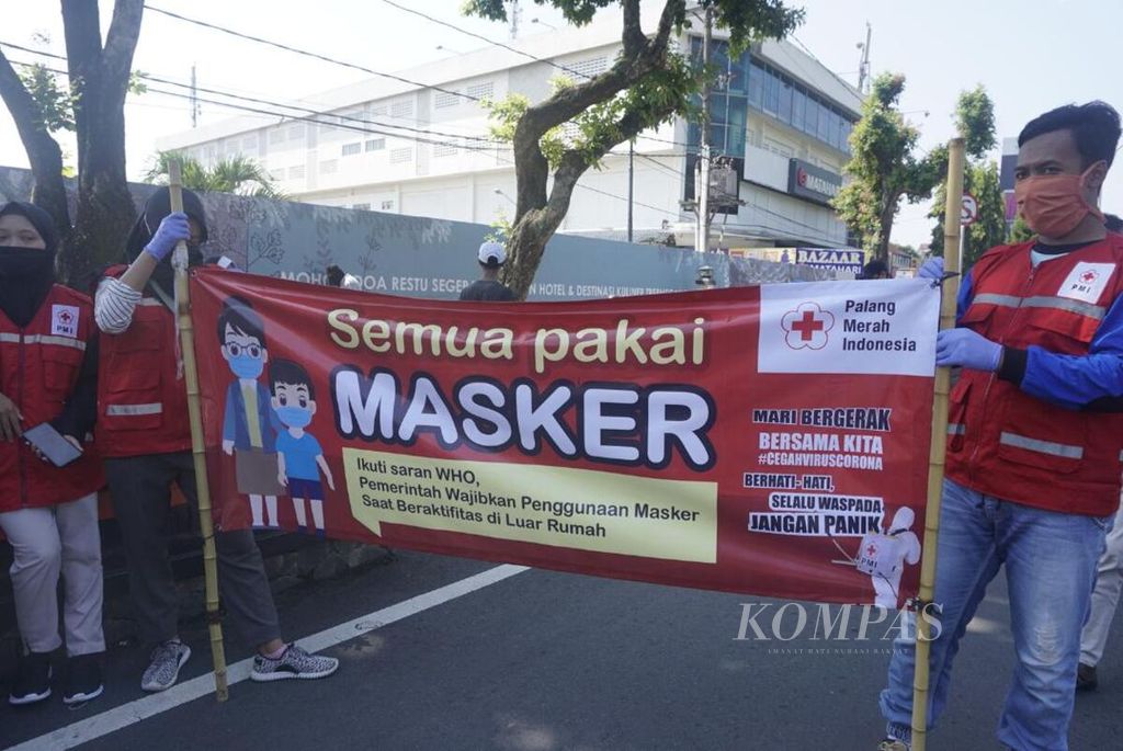 Kampanye pemakaian masker di Alun-alun Magelang, Kota Magelang, April 2020,