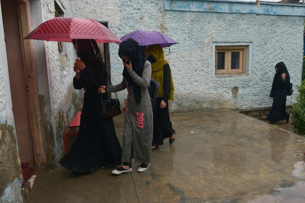Foto yang diambil pada 22 Juni 2022 ini memperlihatkan anak-anak perempuan Afghanistan tiba di sebuah sekolah rahasia di lokasi yang tak diungkapkan di Afghanistan. Hak ratusan ribu anak-anak perempuan Afghanistan untuk mengenyam pendidikan tercerabut sejak kelompok Taliban memerintah negeri itu. 