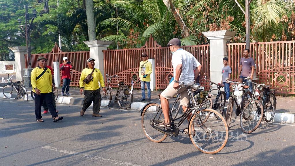 Seorang pegiat sepeda tua atau sepeda ontel melakukan atraksi bersepeda mundur saat mereka kumpul bareng di Jalan Jenderal Sudirman, Kota Banjarmasin, Kalimantan Selatan, Minggu (24/9/2023). 