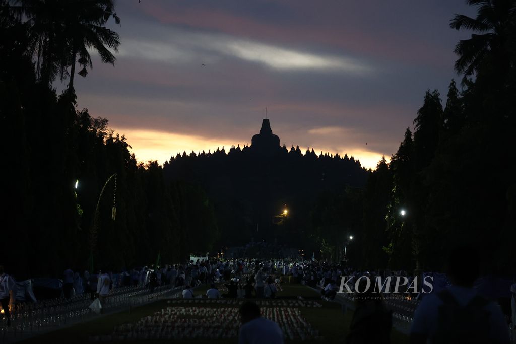 Umat Buddha dan wisatawan bersiap menerbangkan lampion dalam acara perayaan Waisak 2566 BE di kompleks Candi Borobudur, Magelang, Jawa Tengah, Senin (16/5/2022). 