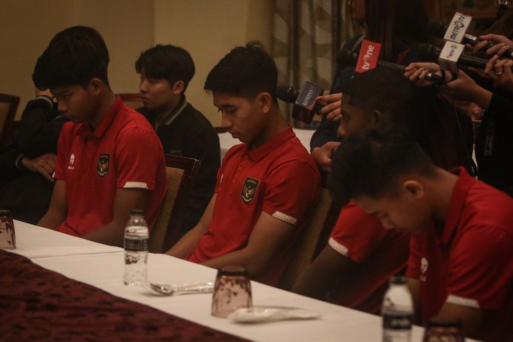 Para pemain timnas Indonesia U-20 tertunduk saat mendengarkan arahan dari Wakil Ketua Umum PSSI Zainudin Amali di Hotel Sultan, Jakarta, Kamis (30/3/2023). Dalam pertemuan tersebut, Zainudin meminta maaf kepada semua pemain timnas Indonesia U-20 atas pencabutan status Indonesia sebagai tuan rumah Piala Dunia U-20 2023. 