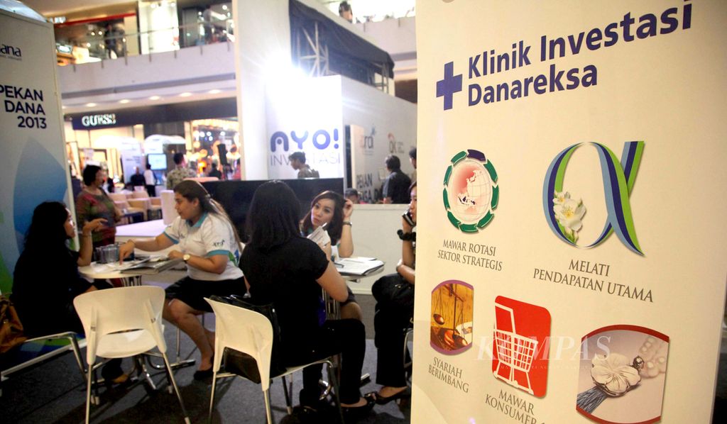 Pengunjung berkonsultasi mengenai investasi dalam Pekan Reksa Dana 2013 yang berlangsung di salah satu pusat perbelanjaan di kawasan Jakarta Barat, Jumat (15/11/2013). Kegiatan tersebut sebagai upaya mengedukasi masyarakat mengenai investasi dengan reksa dana.