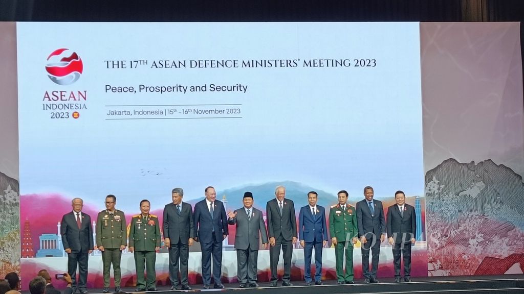 Menteri Pertahanan se-ASEAN berfoto bersama seusai pertemuan tertutup dalam rangka The 17th ASEAN Defence Ministers’ Meeting (ADMM) 2023 di Jakarta Convention Center, Jakarta, Rabu (15/11/2023).