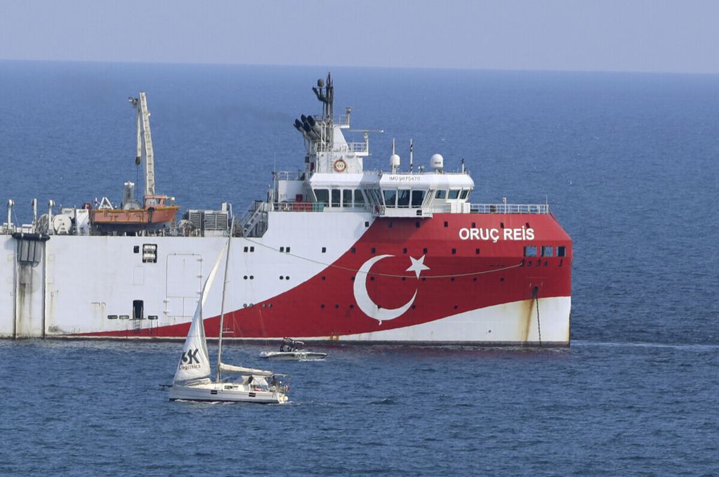 Kapal survei Turki, Oruc Reis, saat berlabuh di lepas pantai Antalya di Laut Mediterania, Turki, Minggu, 13 September 2020.